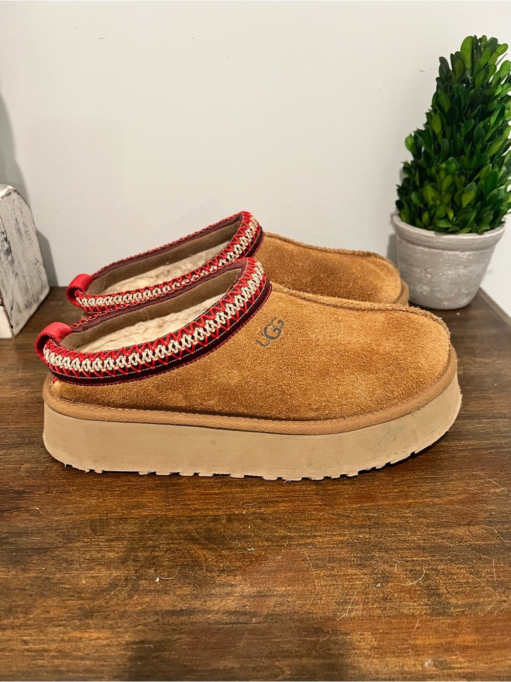 UGG Chestnut Suede Tazz Women’s Size 7 Platform Mule Slippers with Red Trim